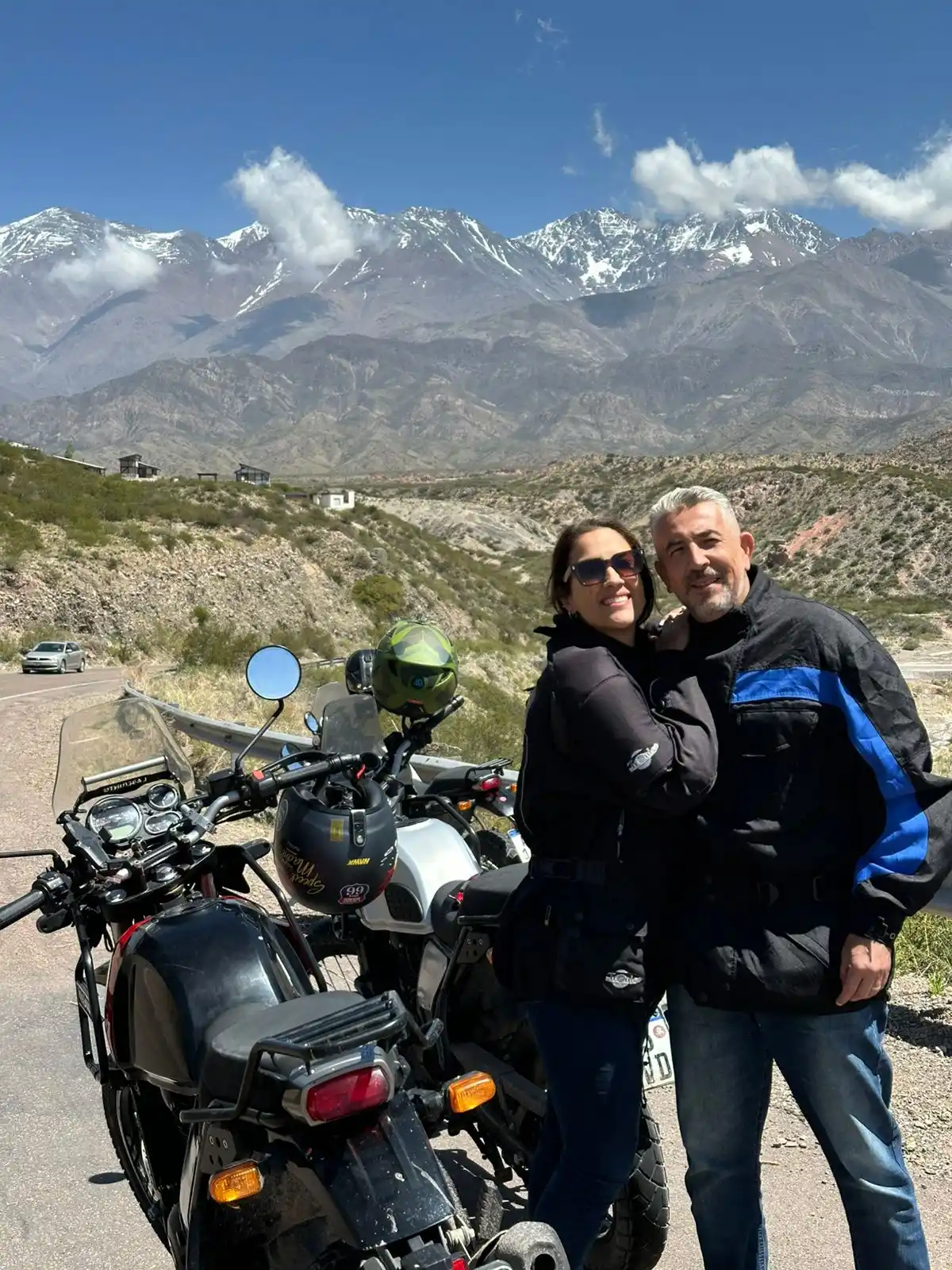 Cliente en moto cerca de la cordillera