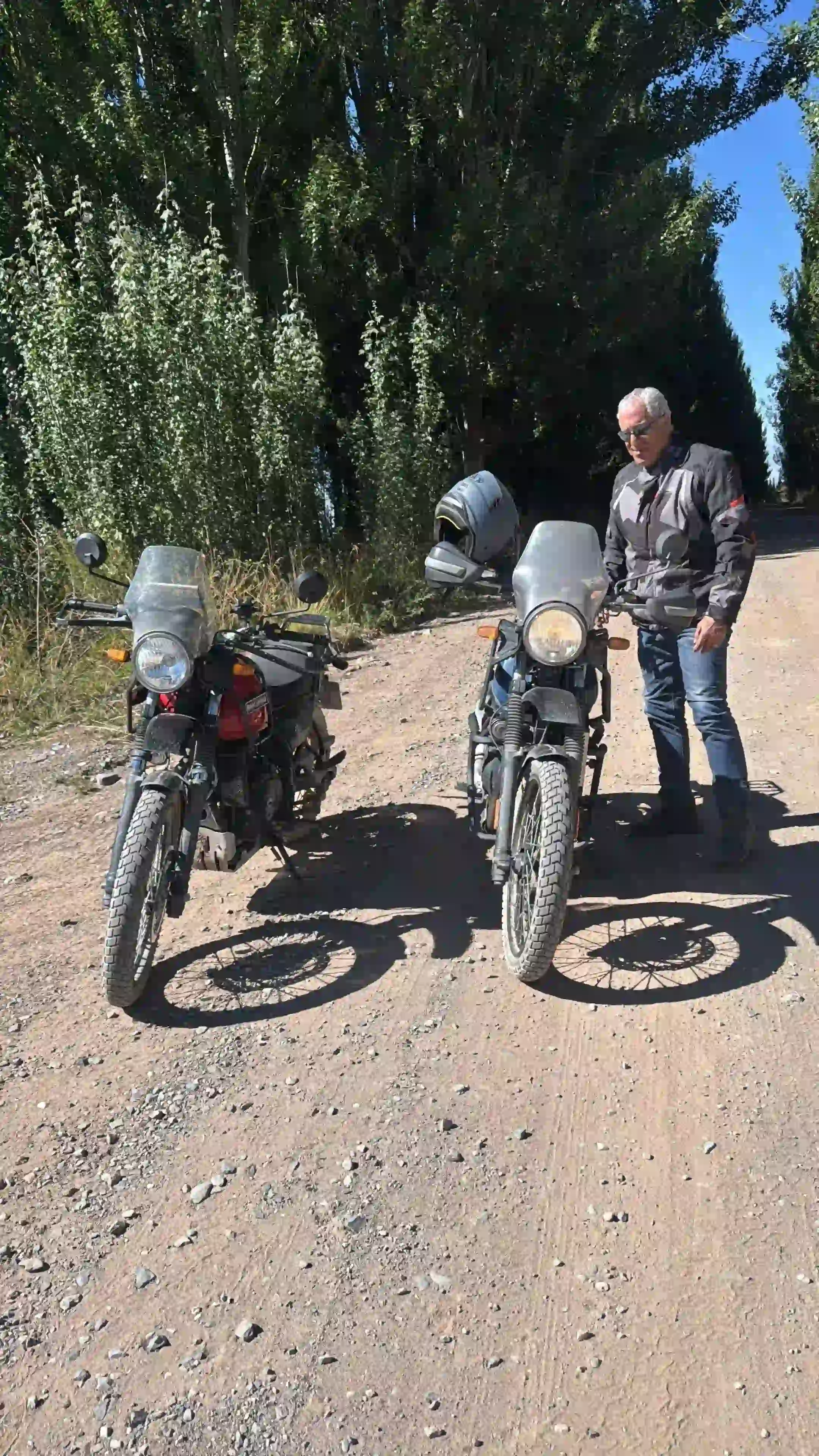 Ruta estrecha y paisaje andino