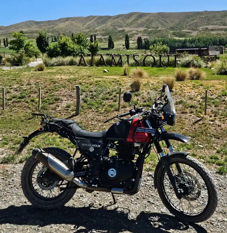 Moto Royal Enfield Himalayan recorriendo los paisajes de Mendoza